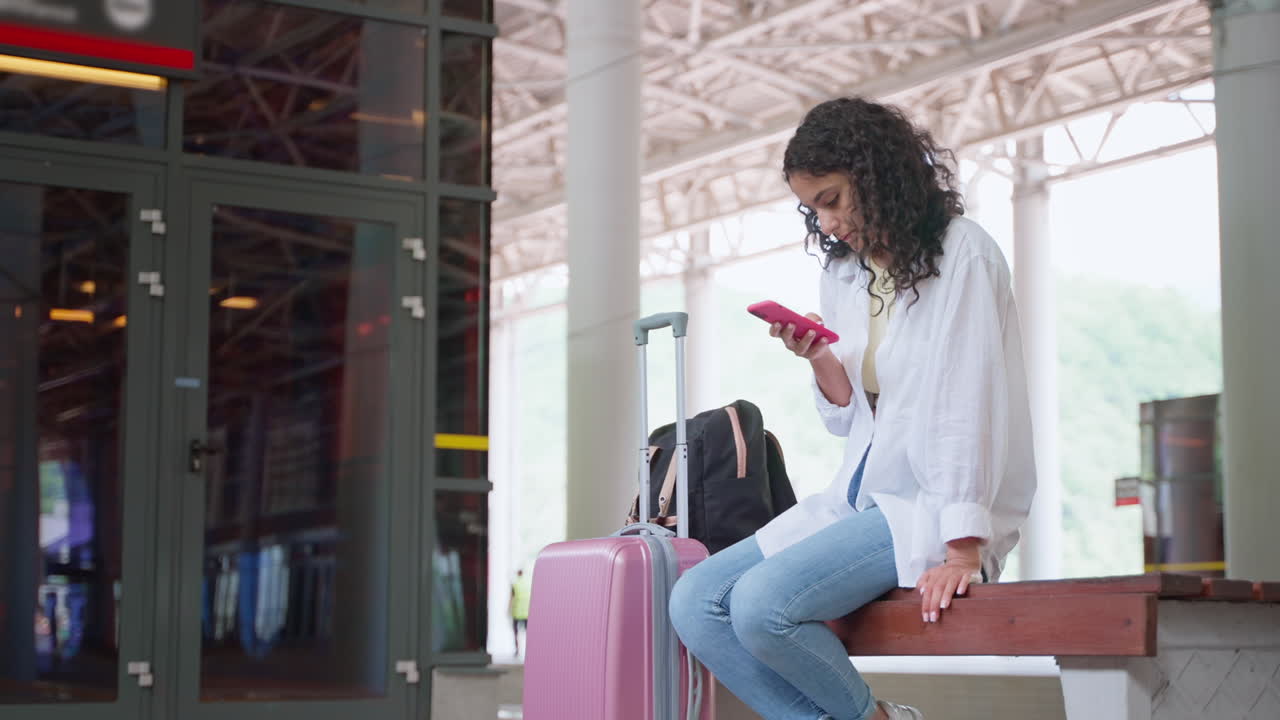 mujer esperando en una estación de tren
