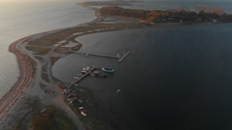 Luftaufnahme-Einer-Kleinen-Dänischen-Insel-Bei-Sonnenuntergang-Im-Herbst