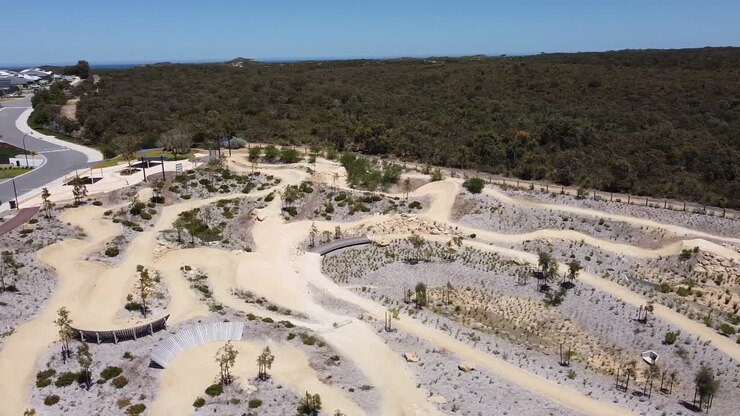 Bred panoramaudsigt over mountainbike-park i Perth med kyst i baggrunden