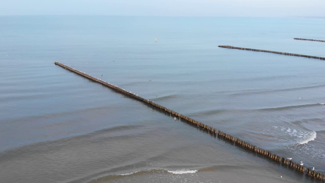 toma aérea del rompeolas y la playa de arena en ustka en invierno