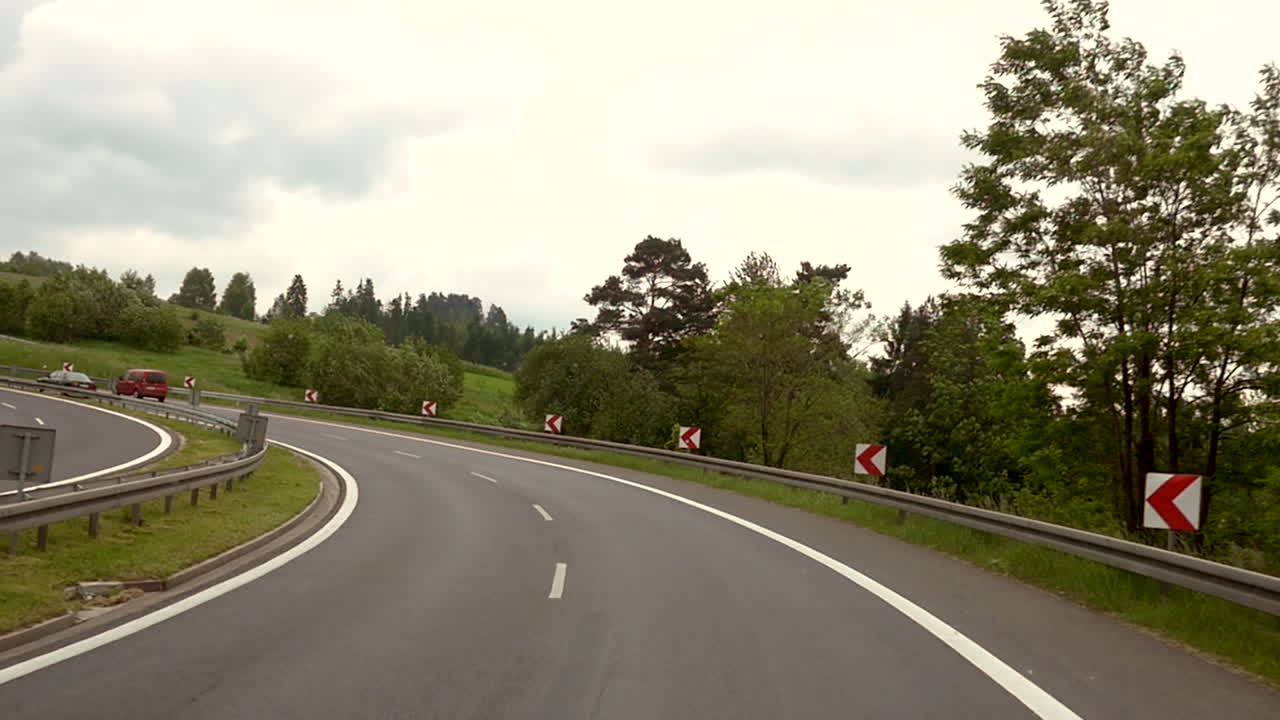 자동차 여행을 가면서 고속도로에서 커브길을 운전하다