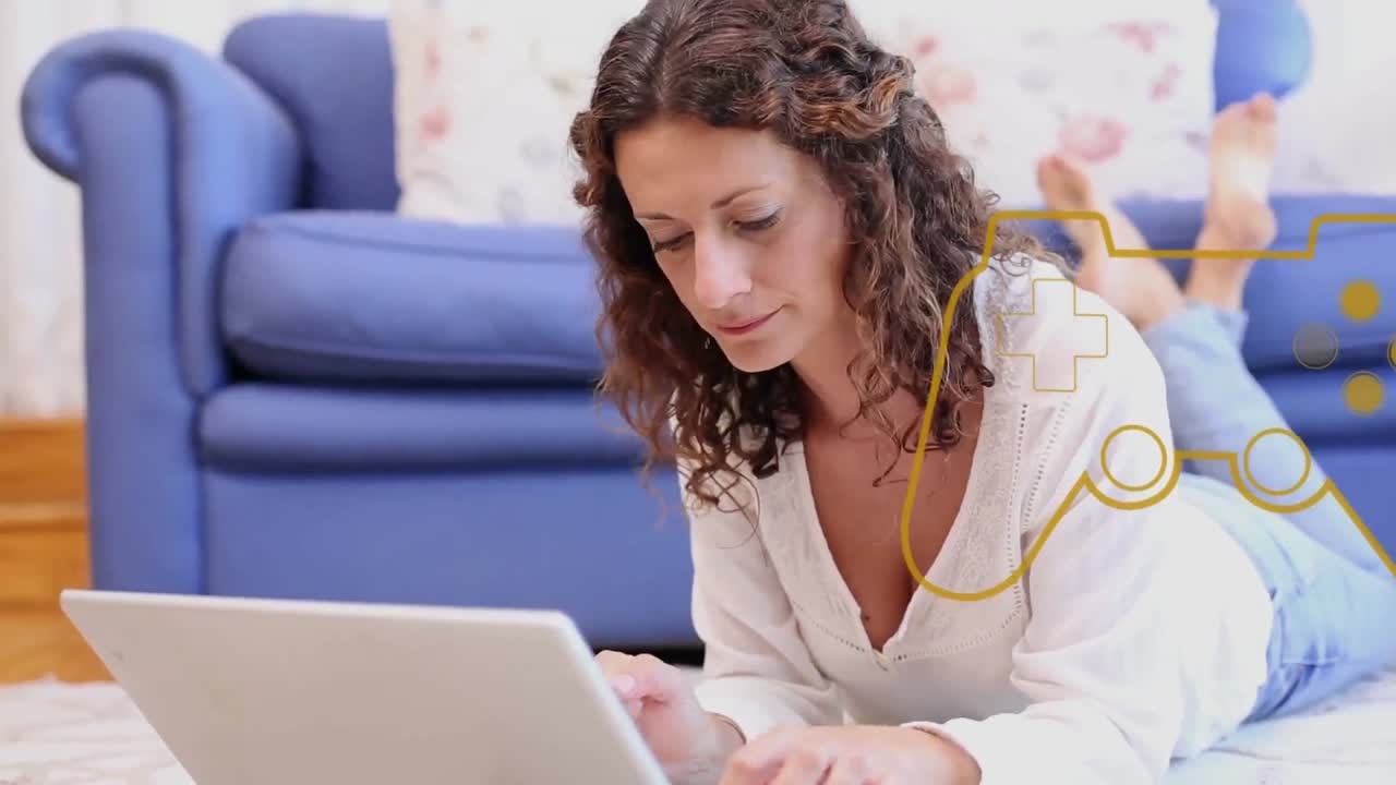 animación del icono del gamepad sobre una mujer caucásica usando una computadora portátil.