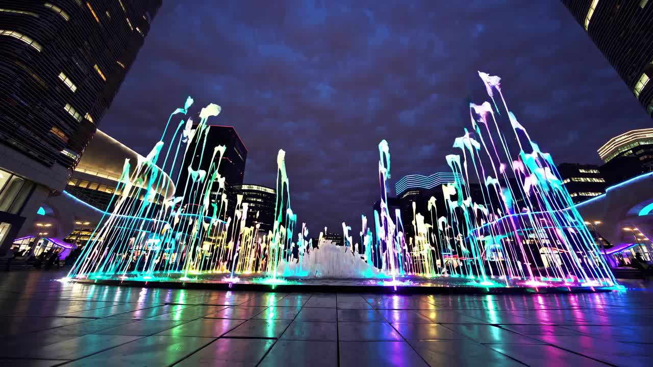 도시 광장에서 다채로운 야간 분수 쇼