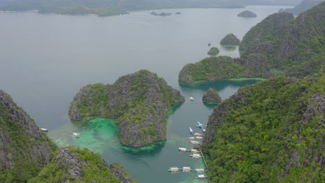 Ein-Drohnenvideo-Einer-Tropischen-Kulisse-über-Dem-Ozean-Und-Dem-Dschungel-An-Einem-Bewölkten-Tag-Auf-Den-Philippinen