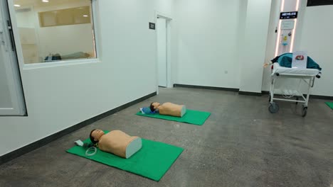 simulado simulacro de ambulancia y centro de entrenamiento médico de triaje con maniquíes de rcp en una sala de emergencias falsa