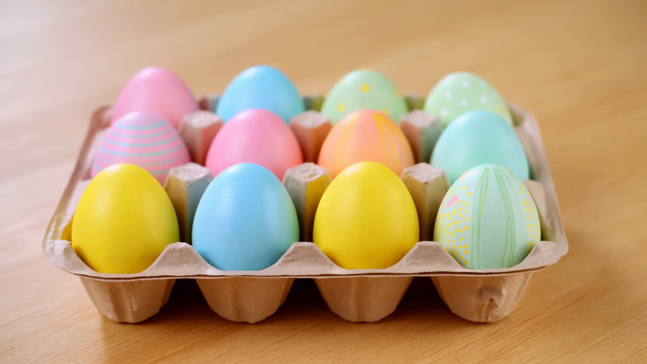 Uova di Pasqua dai colori pastello vivaci in una confezione di cartone