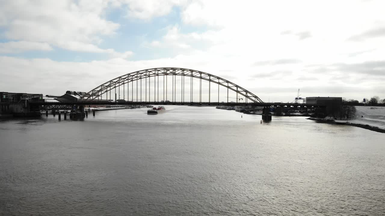 네덜란드 알블라세르담의 클라우드스케이프에 맞서 노르드 강을 건너는 다리