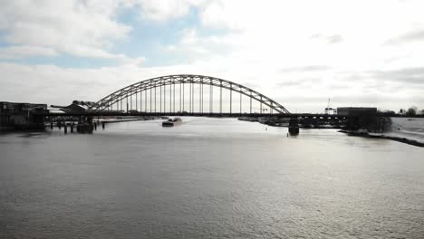 Puente-Sobre-El-Río-Noord-Contra-Cloudscape-En-Alblasserdam-En-Los-Países-Bajos