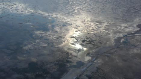 凍結的考納斯海 (英語: frozen kaunas sea)