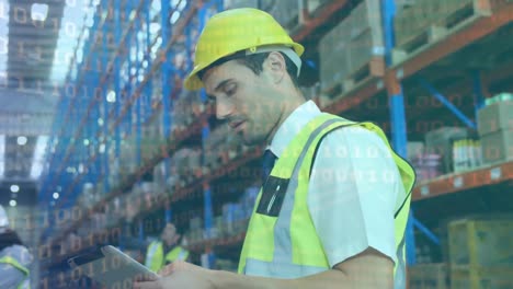 animación de codificación binaria sobre un trabajador de almacén masculino