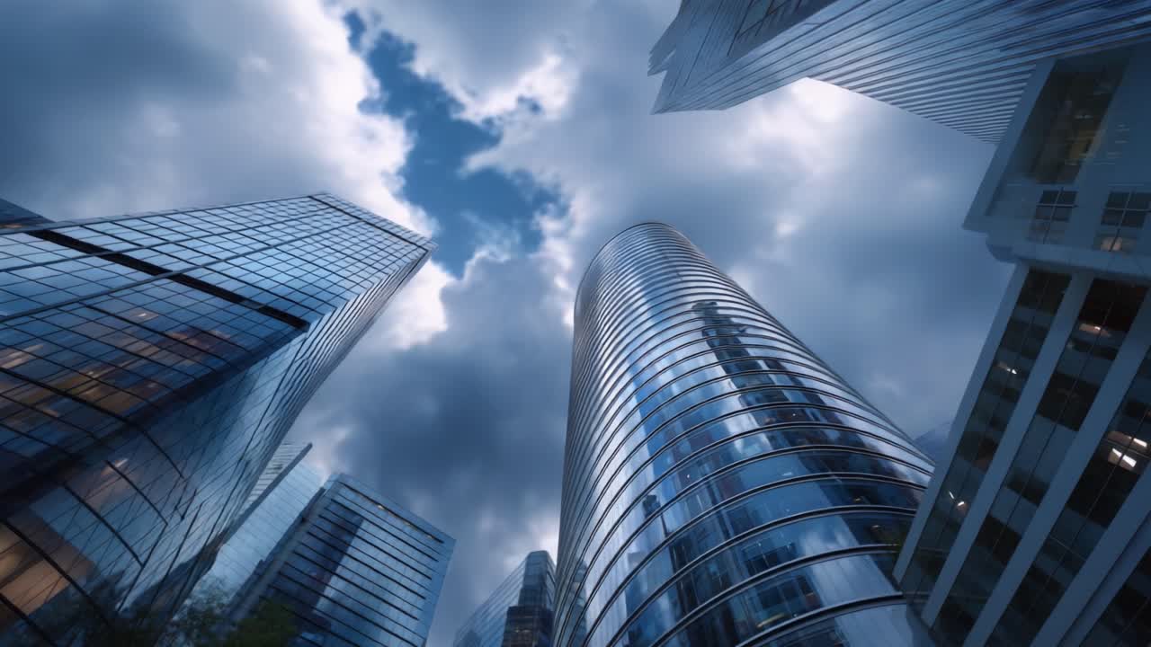 Architettura dinamica: moderni grattacieli con un cielo nuvoloso e spettacolare in un ambiente urbano che mette in mostra facciate in vetro e design innovativo con un cielo nuvoloso