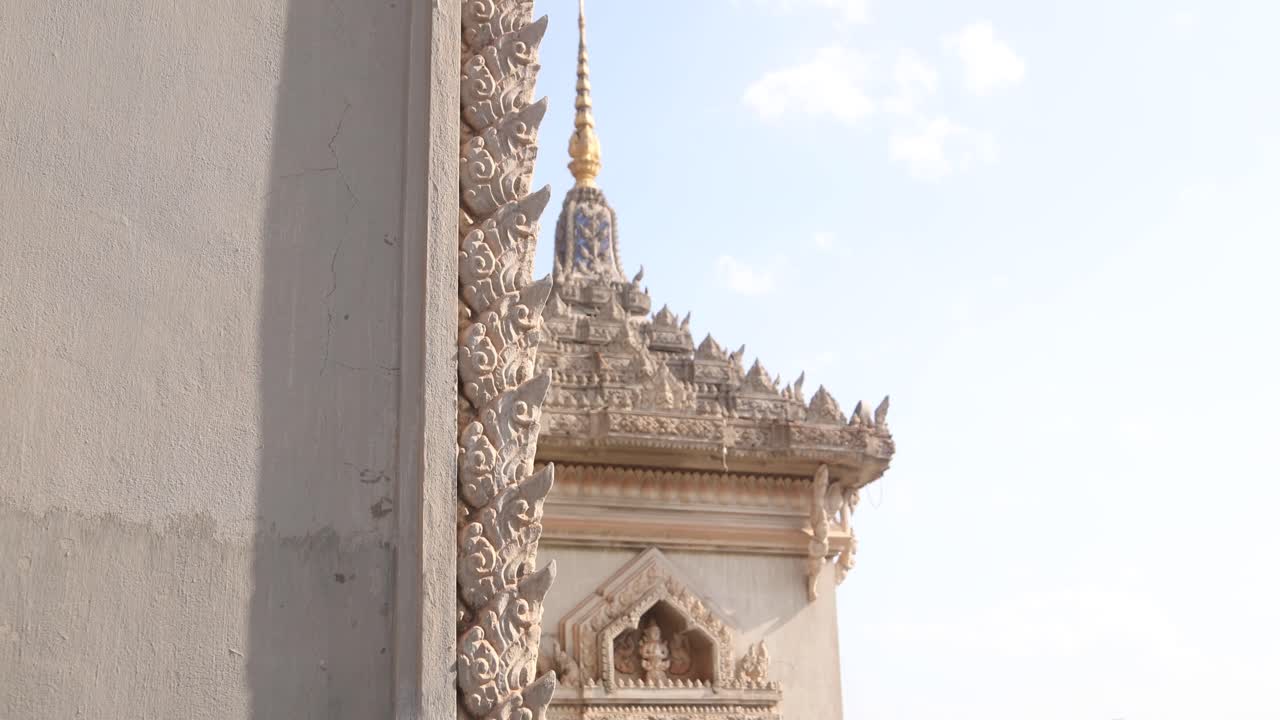 Guglie intagliate dettagliate dalla cima del Monumento alla Vittoria Patuxai nel centro di Vientiane, Laos