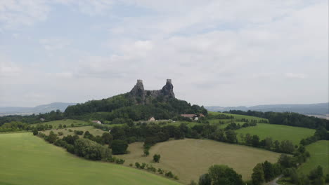 Burgruine-Trosky-Auf-Einem-Felsvorsprung,-Tschechisches-Landschaftspanorama