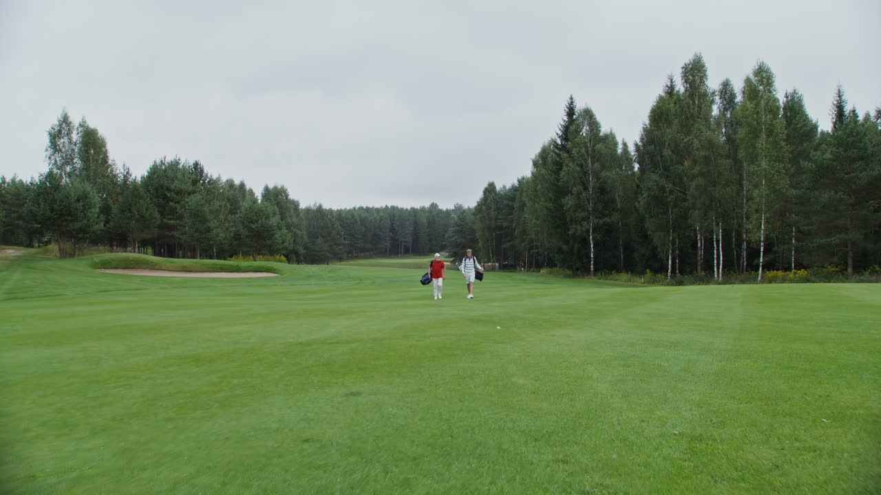 두 명의 골퍼가 골프 코스에서 고 있습니다.