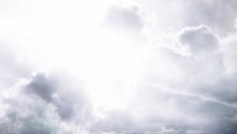 un lapso de tiempo de una tormenta que parpadea dentro de los cúmulos oscuros