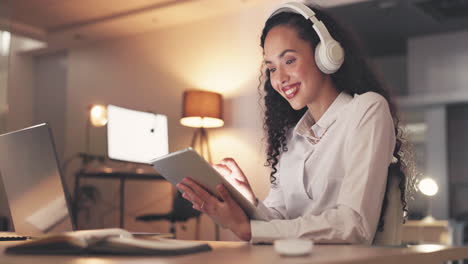 mujer feliz con auriculares y música en tableta