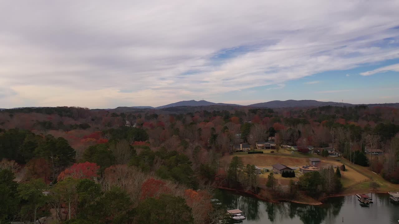 día nublado en cumming, georgia cerca del lago lanier