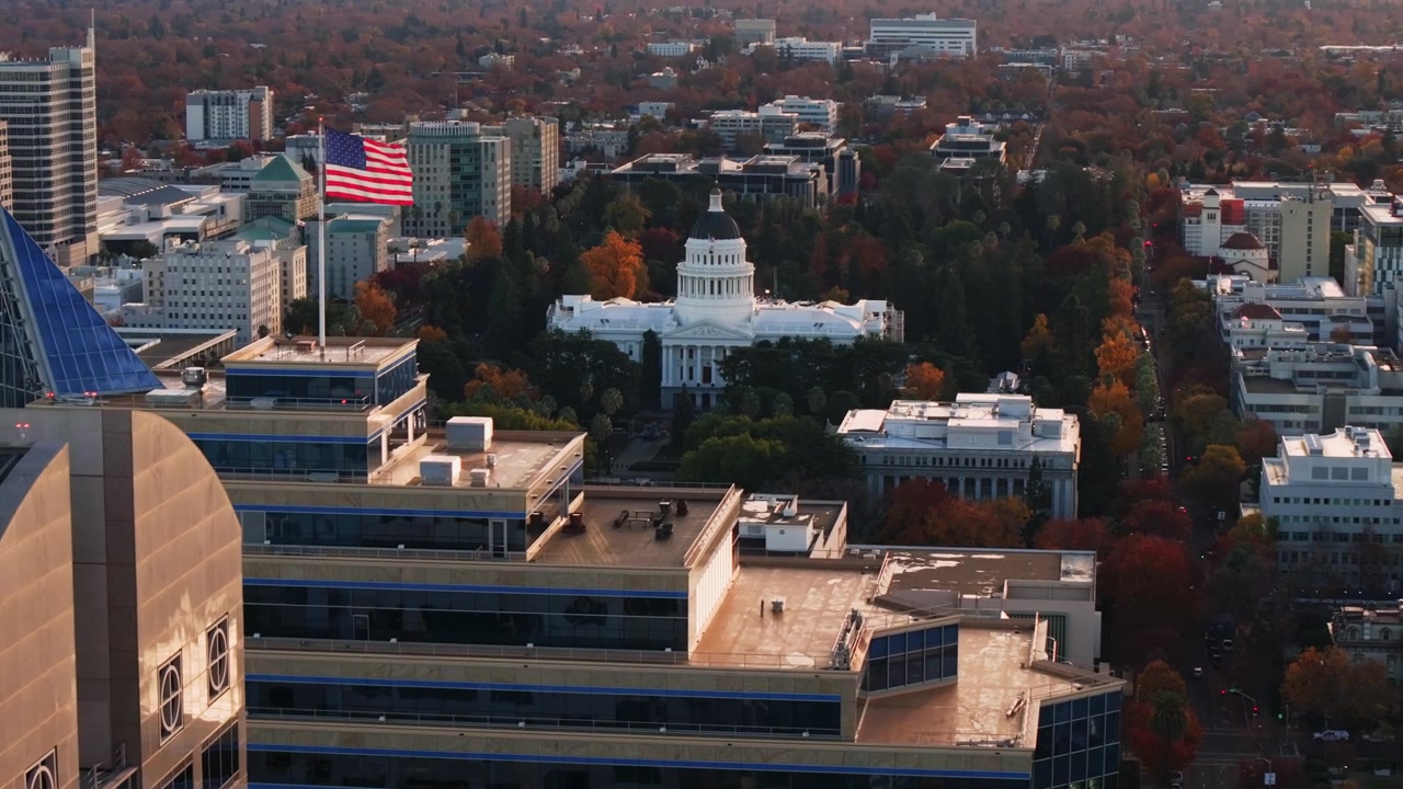 Droneoptagelse af Californiens delstatsparlamentsbygning i Sacramento, CA, under den gyldne time, indzoomning, 4K UHD