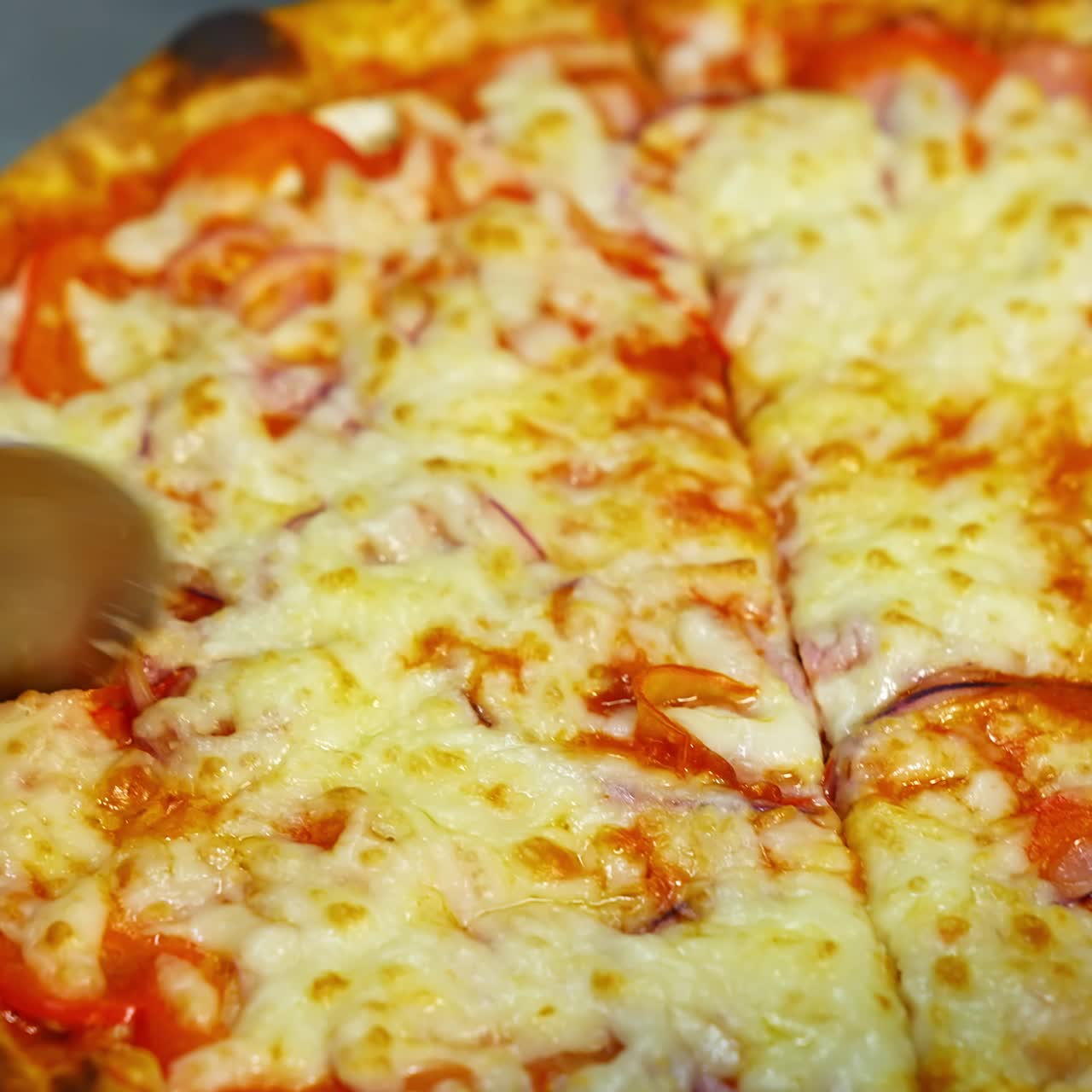 Taglio della pizza prima di servire