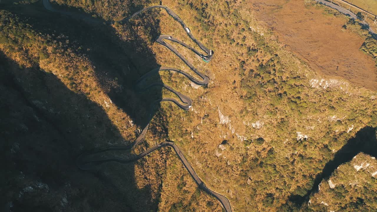 increíble vista aérea de arriba hacia abajo de la carretera de montaña brasileña serra do rio do rastro y las montañas de santa catarina