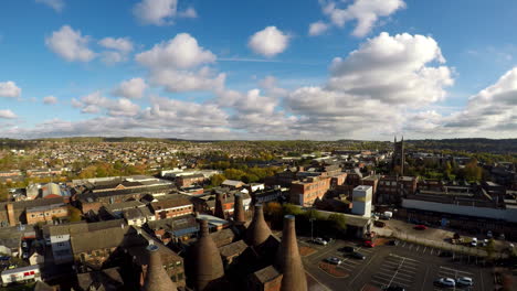 riprese aeree, vista dei famosi forni per bottiglie al museo della ceramica di gladstone a stoke on trent, produzione di ceramiche, video