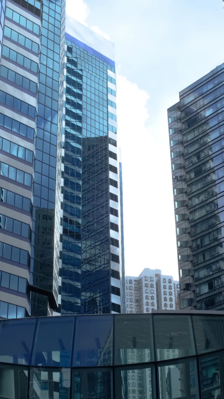 las paredes modernas están hechas de vidrio y acero con reflejos del cielo azul.