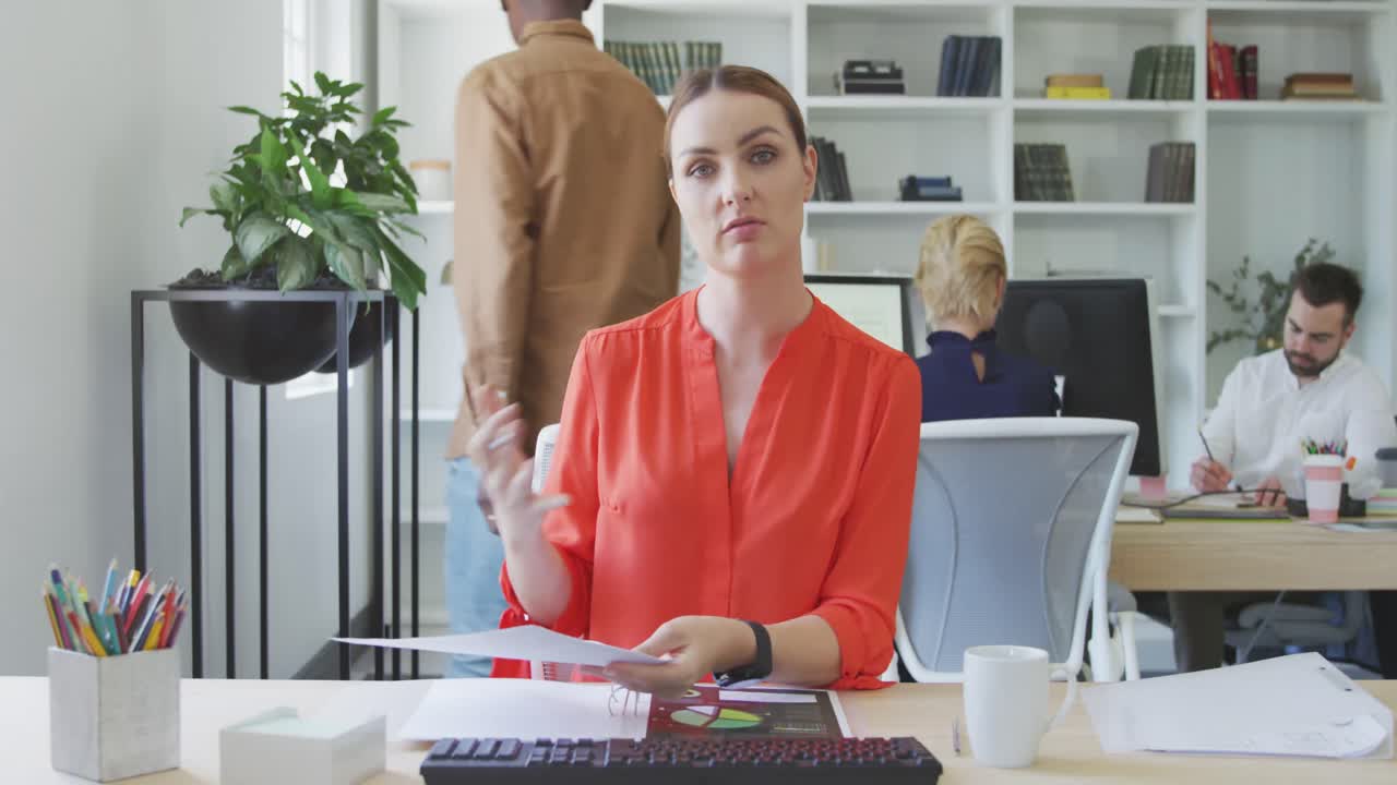 mujer de negocios hablando de un proyecto a la cámara