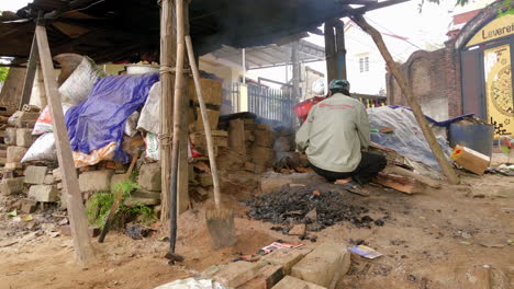 Großer-Seitenwinkel-Von-Potter,-Der-Benzin-Tropft,-Um-Im-Dorf-Than-Ha,-Vietnam,-Hoi-An,-Ein-Feuer-Anzuzünden