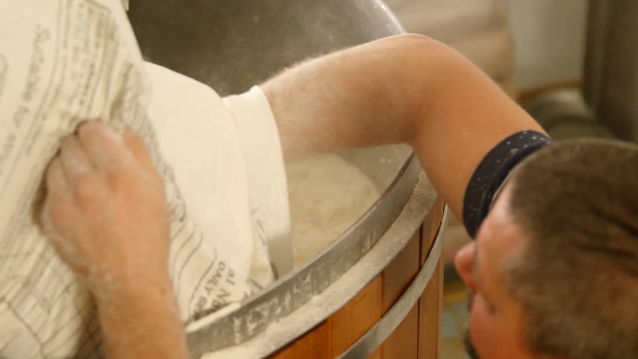 4k 증류소 에서 진 을 준비 하는 남성 노동자 들