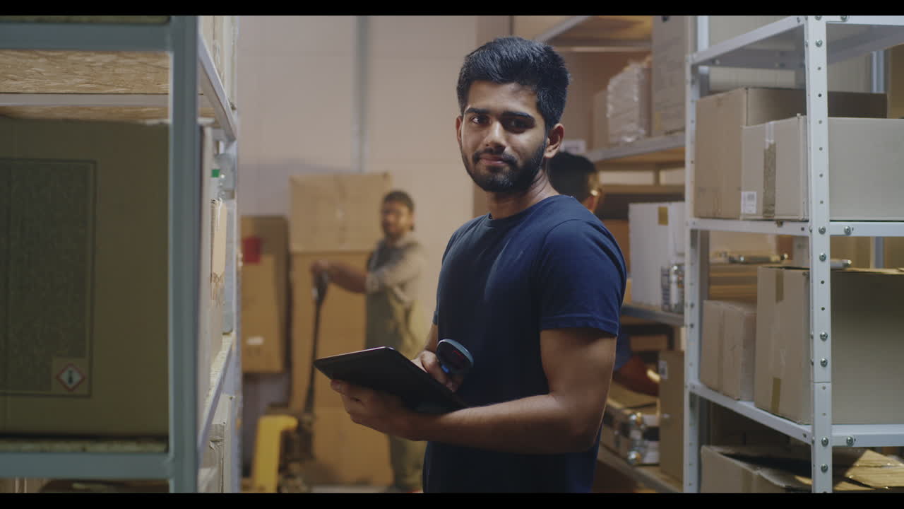 trabajador de almacén usando una tableta