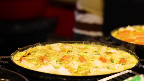 plato de mariscos que se prepara en el mercado flotante