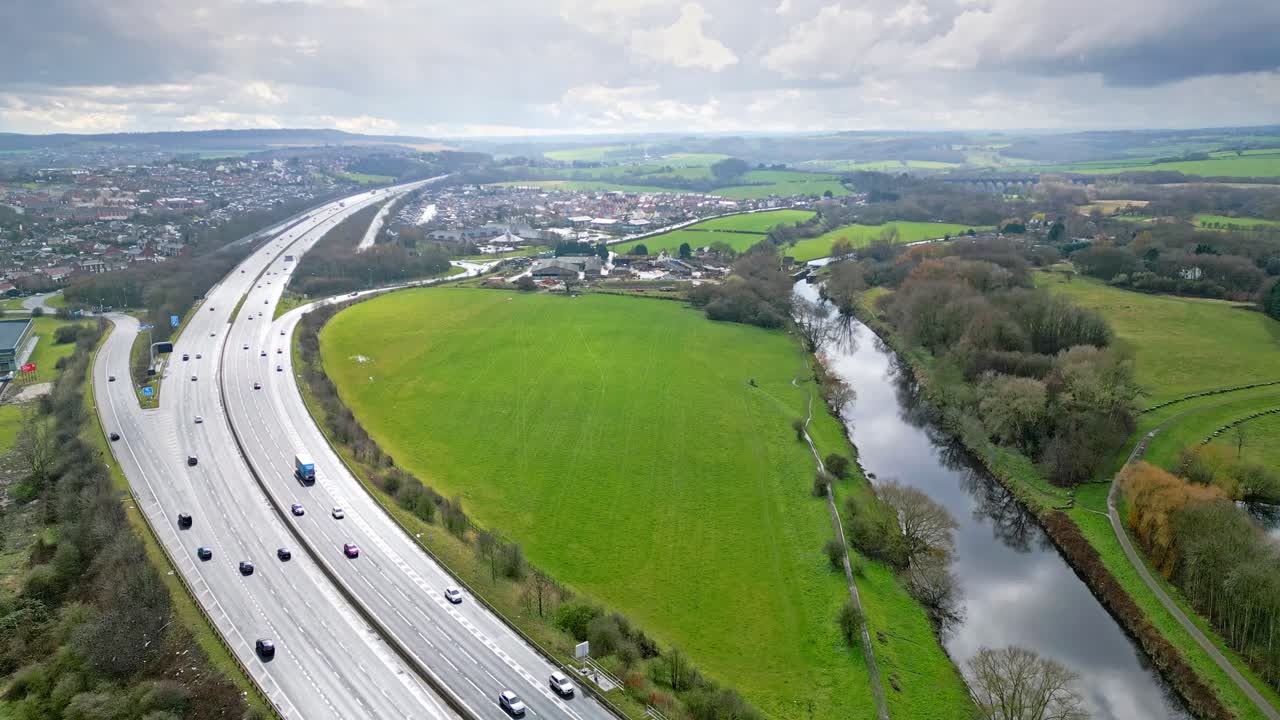 영국 웨스트 요크셔 주 웨이크필드 시 근처의 m1 고속도로의 항공 드론 영화 영상 영상