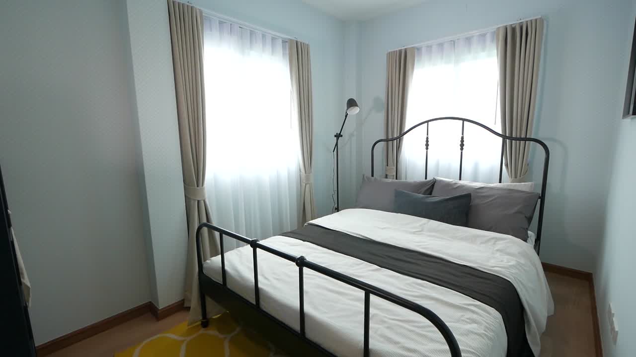 낮에는 작은 다락방 스타일의 침실