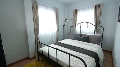 pequeño dormitorio estilo loft durante el día