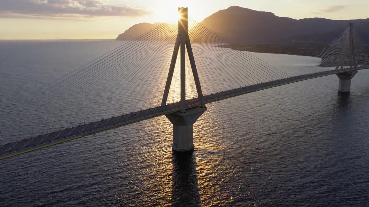 Ponte Rio-Antirrio al tramonto sul Golfo di Patrasso vicino a Patrasso, Grecia, ascesa media del drone per inquadratura d'insieme, splendida ripresa aerea panoramica.