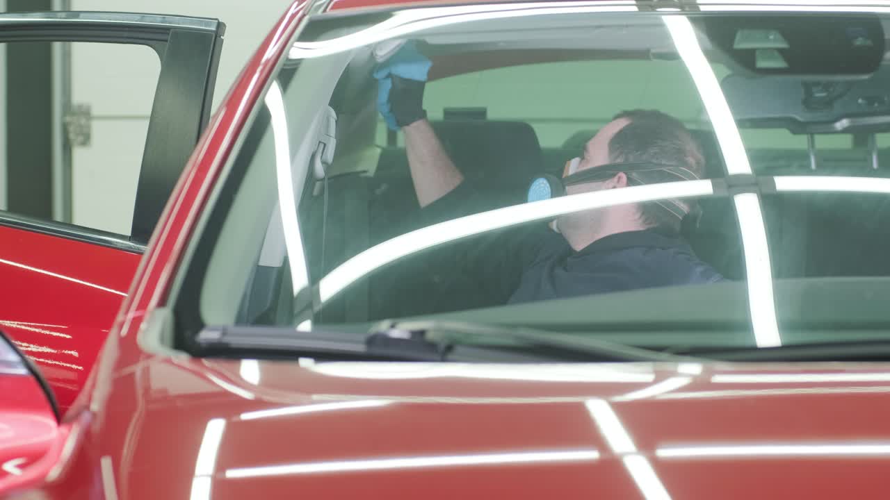 전문적인 자동차 청소. 샤워. 인테리어 세부 사항. 자동차 인테리어를 건조 청소 및 세부 사항; 깊은 좌석 청소; 자동차 세탁에서 거품을 는; 먼지에서 자동차 패널을 청소하는; 진공청소기