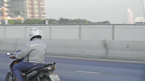 Panning-Round-on-Taksin-Bridge