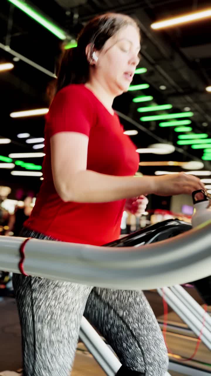 트레드밀 에서 일 하는 여자