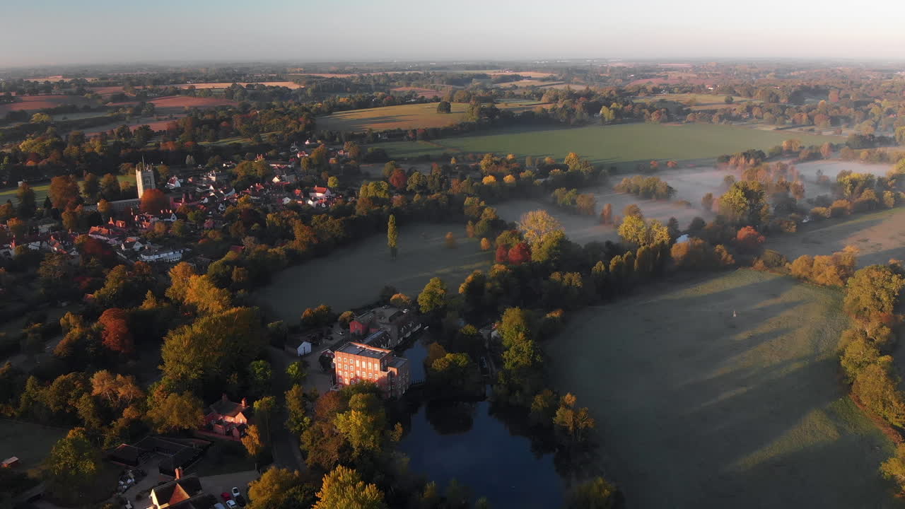 들판에 안개가 깔린 이른 아침의 마을과 교회를 담은 데햄의 항공 영상