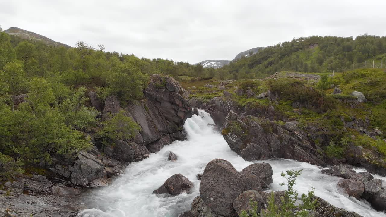 agua de deshielo glacial cayendo en cascada por la cascada del desfiladero del valle, vista aérea