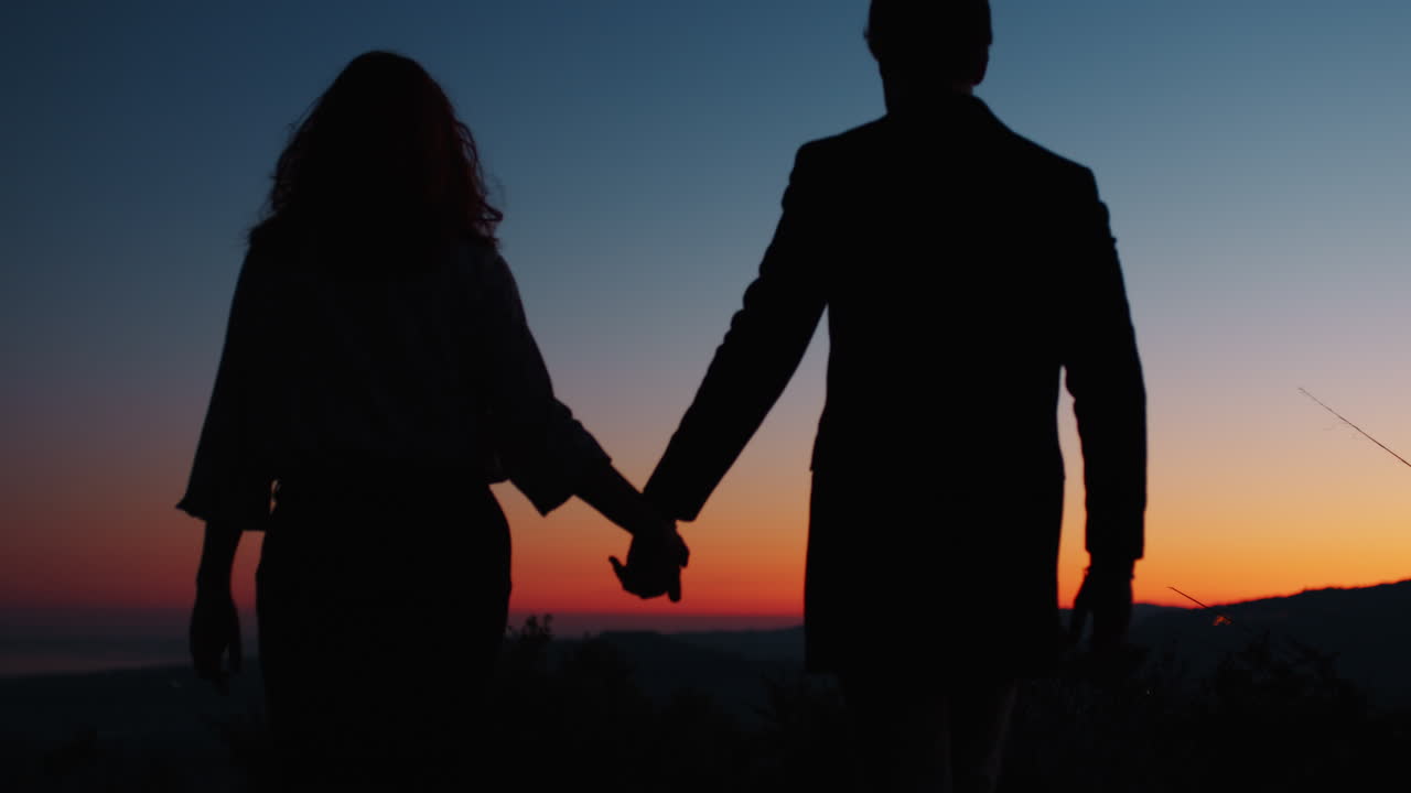 실루 사랑스러운 커플 손에 손