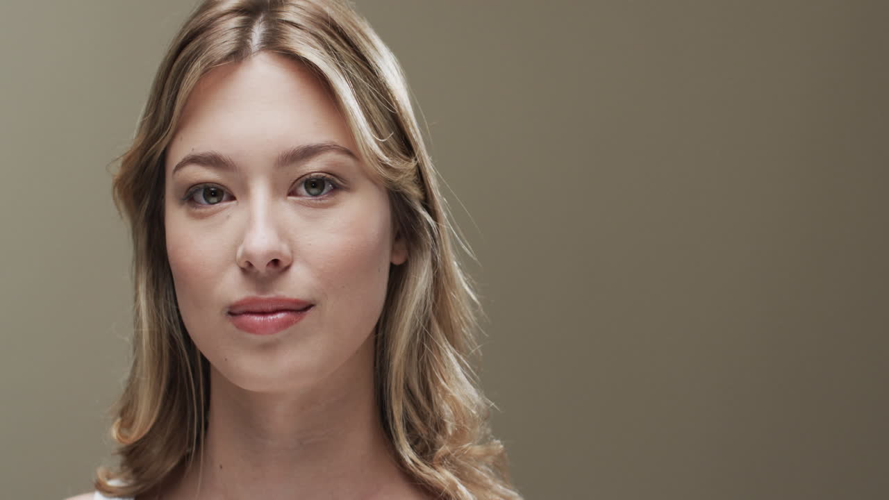 retrato de una mujer caucásica con cabello rubio, espacio de copia, cámara lenta