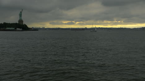 Agua-De-La-Bahía-De-Nueva-York-En-Una-Mañana-Tranquila-Con-La-Estatua-De-La-Libertad