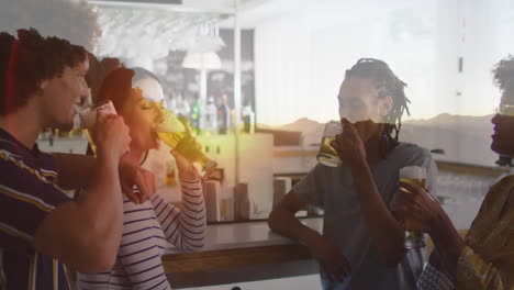 animación de un vaso con cerveza sobre varios amigos bebiendo en un bar