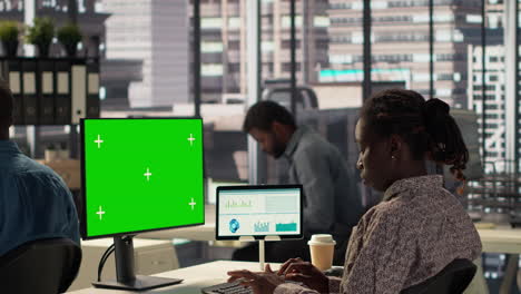 equipo diverso trabajando en una oficina moderna