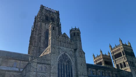 Catedral-De-Durham,-Ciudad-De-Durham-|-Inglaterra,-En-Un-Día-Soleado-Con-Cielos-Azules-Y-Despejados