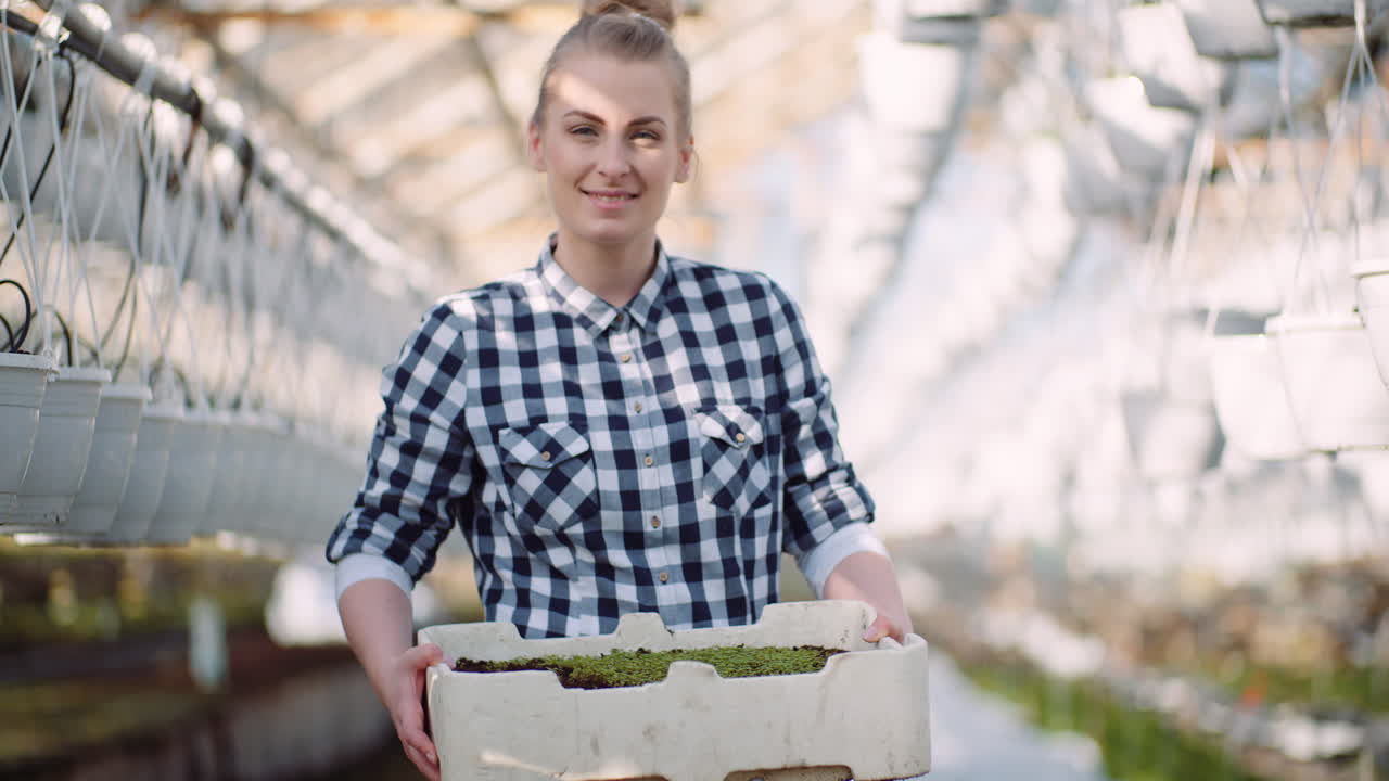 сельскохозяйственный бизнес улыбающийся садовник работает с цветами в теплице