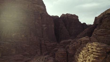 Hermosos-Acantilados-Rocosos-Del-Cañón-Del-Desierto-En-Wadi-Rum,-Jordania-En-El-Medio-Oriente,-Aéreo