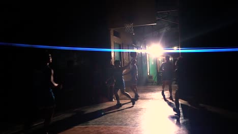 tiro cinematográfico jugadores de baloncesto practicando en una cancha de baloncesto