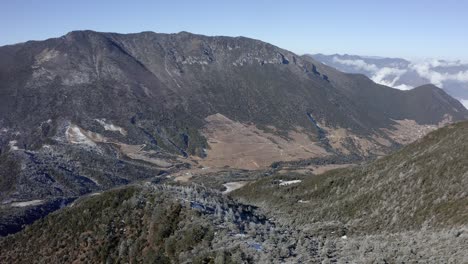 montaña nevada del dragón de jade y pico alto de shanzidou, yunnan china, vista aérea 4k
